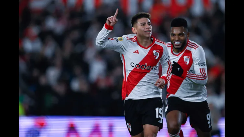 Cầu thủ của River Plate sử dụng kỹ thuật đi bóng qua cầu thủ của Sarmiento Junin. Cầu thủ của River Plate sử dụng kỹ thuật đi bóng qua cầu thủ của Sarmiento Junin.