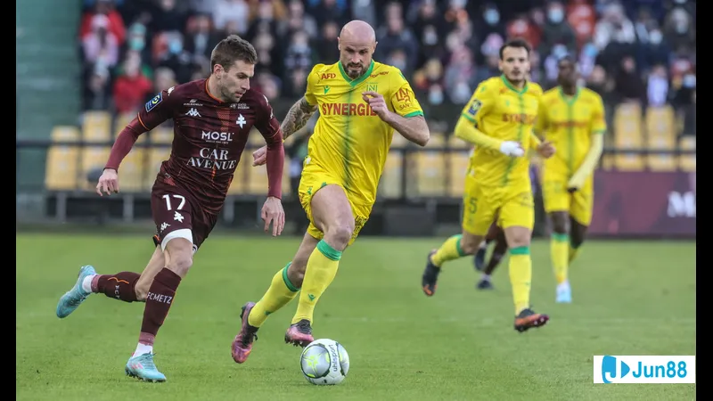 Cầu thủ của Nantes đang nỗ lực bám bóng với cầu thủ của Metz trong trận đấu