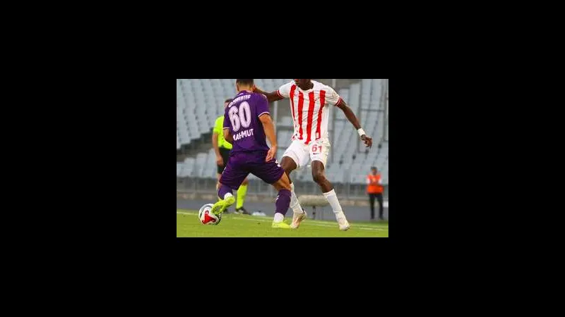 Cầu thủ của Boluspor dũng cảm tranh chấp bóng với cầu thủ Erzurumspor trong trận đấu Cầu thủ của Boluspor dũng cảm tranh chấp bóng với cầu thủ Erzurumspor trong trận đấu