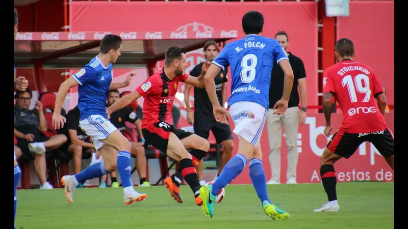 Cầu thủ của Real Oviedo cố gắng ngăn chặn Mallorca tiến về phía khung thành Cầu thủ của Real Oviedo cố gắng ngăn chặn Mallorca tiến về phía khung thành