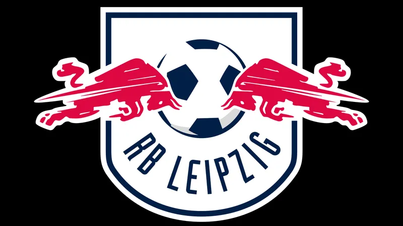 Cầu thủ Heidenheim và RB Leipzig tranh chấp bóng trên sân cỏ